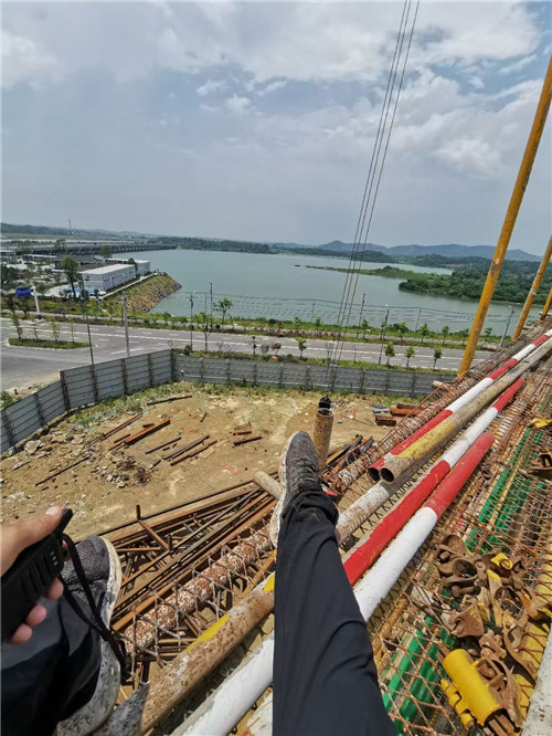 鲁甸县作业中发生设备损坏或人员意外，责任怎么划分？