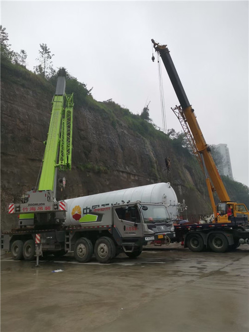 鲁甸县“不怕风雨冻”—— 吊车的 “恶劣环境适应” 技术