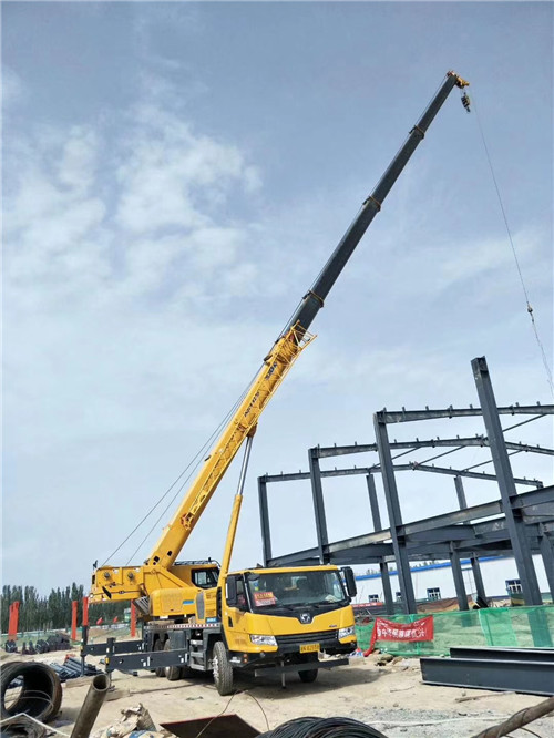 鲁甸县超高层建筑钢结构吊装案例